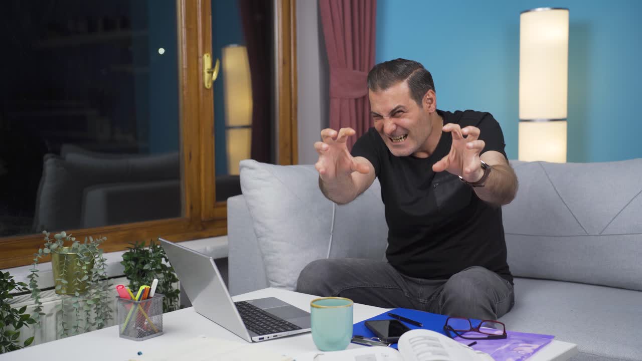 trabajador de oficina en casa haciendo un gesto lindo en la cámara.