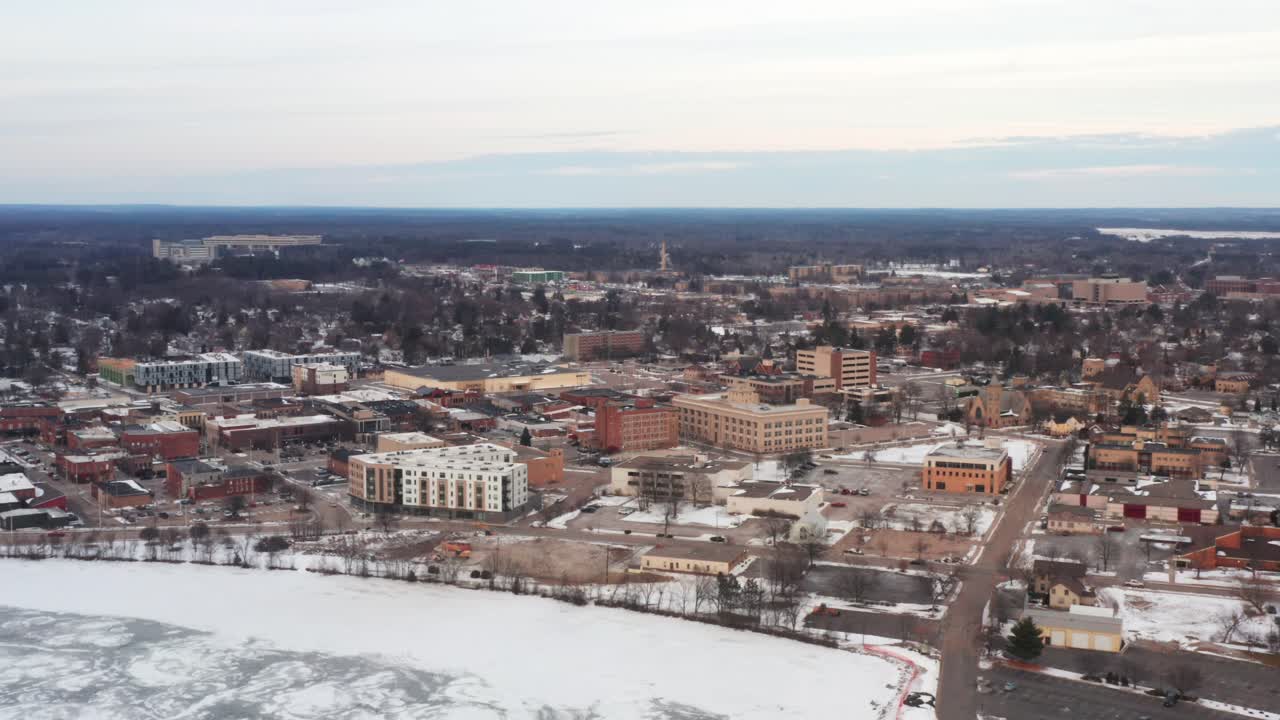 aéreo, centro de stevens point, wisconsin durante la temporada de invierno