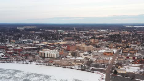 aéreo, centro de stevens point, wisconsin durante la temporada de invierno