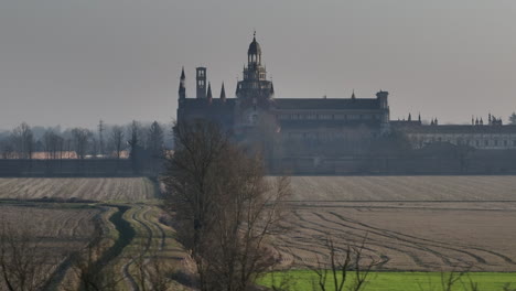 Cámara-Lenta-De-La-Certosa-Di-Pavia,-Construida-A-Finales-Del-Siglo-XIV,-Tribunales-Y-El-Claustro-Del-Monasterio-Y-Santuario-En-La-Provincia-De-Pavia