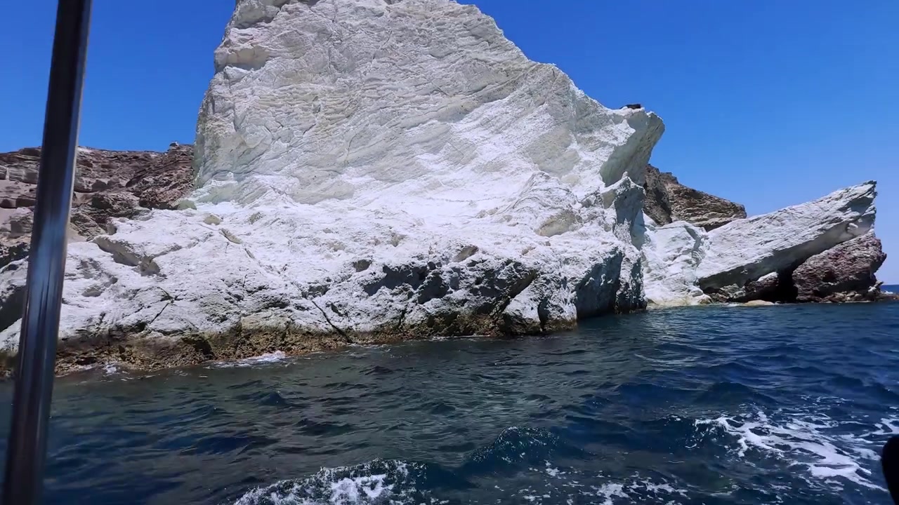 Navigando oltre le scogliere vulcaniche della spiaggia bianca a Santorini, Grecia