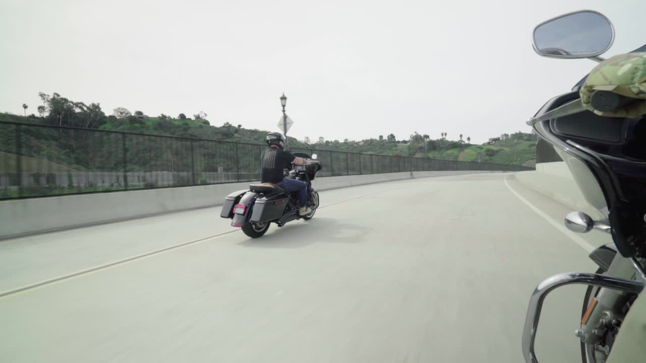 할리 라이더들이 보드를 타고 거리를 순항하고 있습니다.