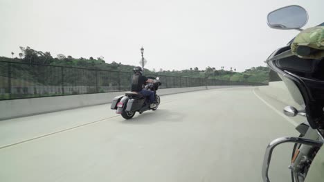 jinetes de harley cruzando la calle a bordo