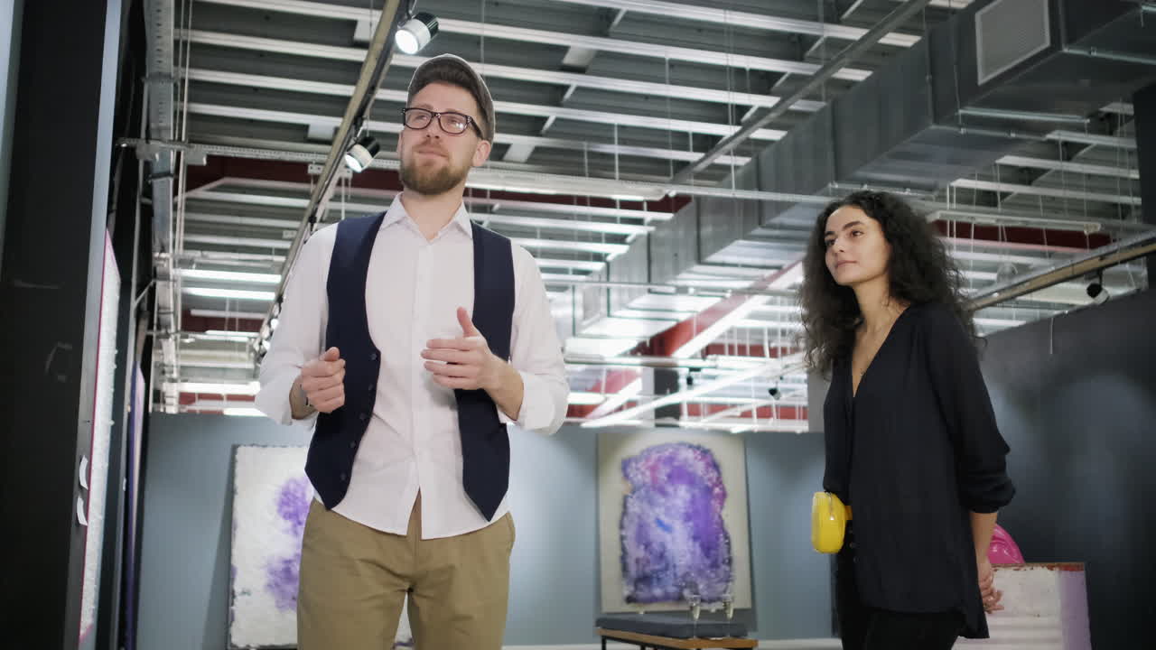 pareja visitando una galería de arte
