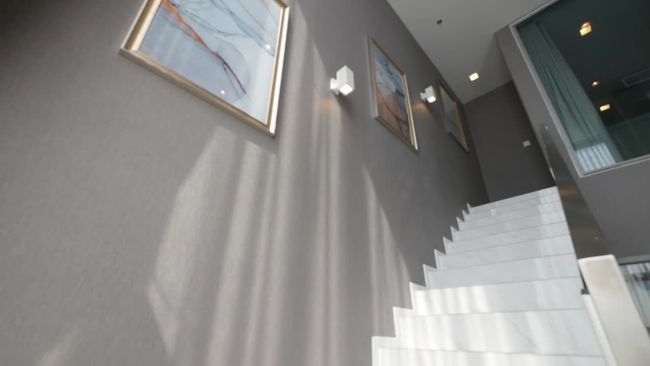 듀플렉스 아파트의 위층 침실로 이어지는 흰색 계단