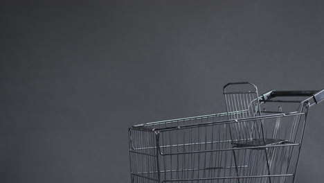 video de un carrito de compras con espacio de copia sobre un fondo gris