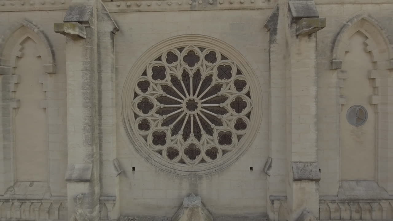 fotografía cercana del dron global de la iglesia de san roque en montpellier, francia