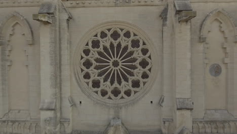 In-Der-Nähe-Einer-Globalen-Drohnenaufnahme-Der-Kirche-Saint-Roch-In-Montpellier,-Frankreich