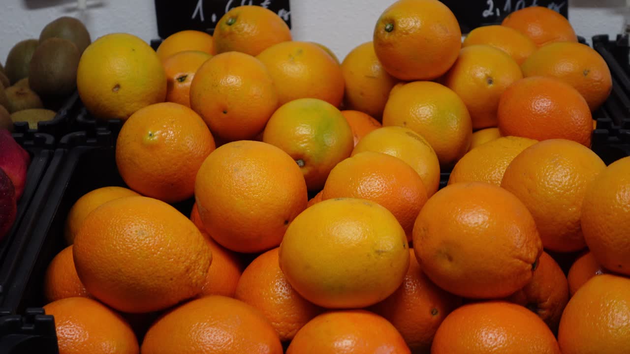 montón de naranjas frescas en el puesto del mercado