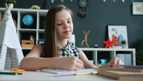 niña estudiando en casa