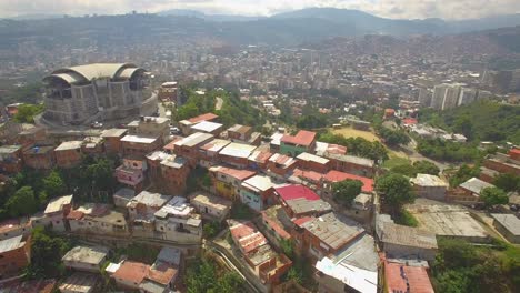 tiro de drone del teleférico en san agustin, caracas, venezuela