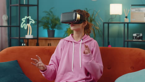 Chica-Adolescente-Que-Usa-Cascos-De-Realidad-Virtual-Con-Tecnología-Futurista-Para-Jugar-A-Un-Videojuego-De-Simulación-En-3D-En-Casa