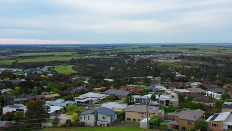 Borde-Aéreo-De-La-Ciudad-Donde-El-Paisaje-Rural-Se-Encuentra-Con-Los-Suburbios-Exteriores