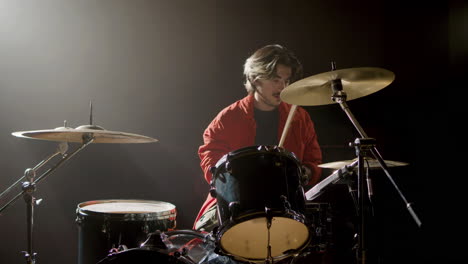 Joven-Baterista-Tocando-La-Batería-En-El-Estudio-De-Música