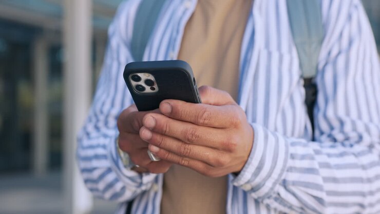 Università, digitazione e mani di studente con telefono