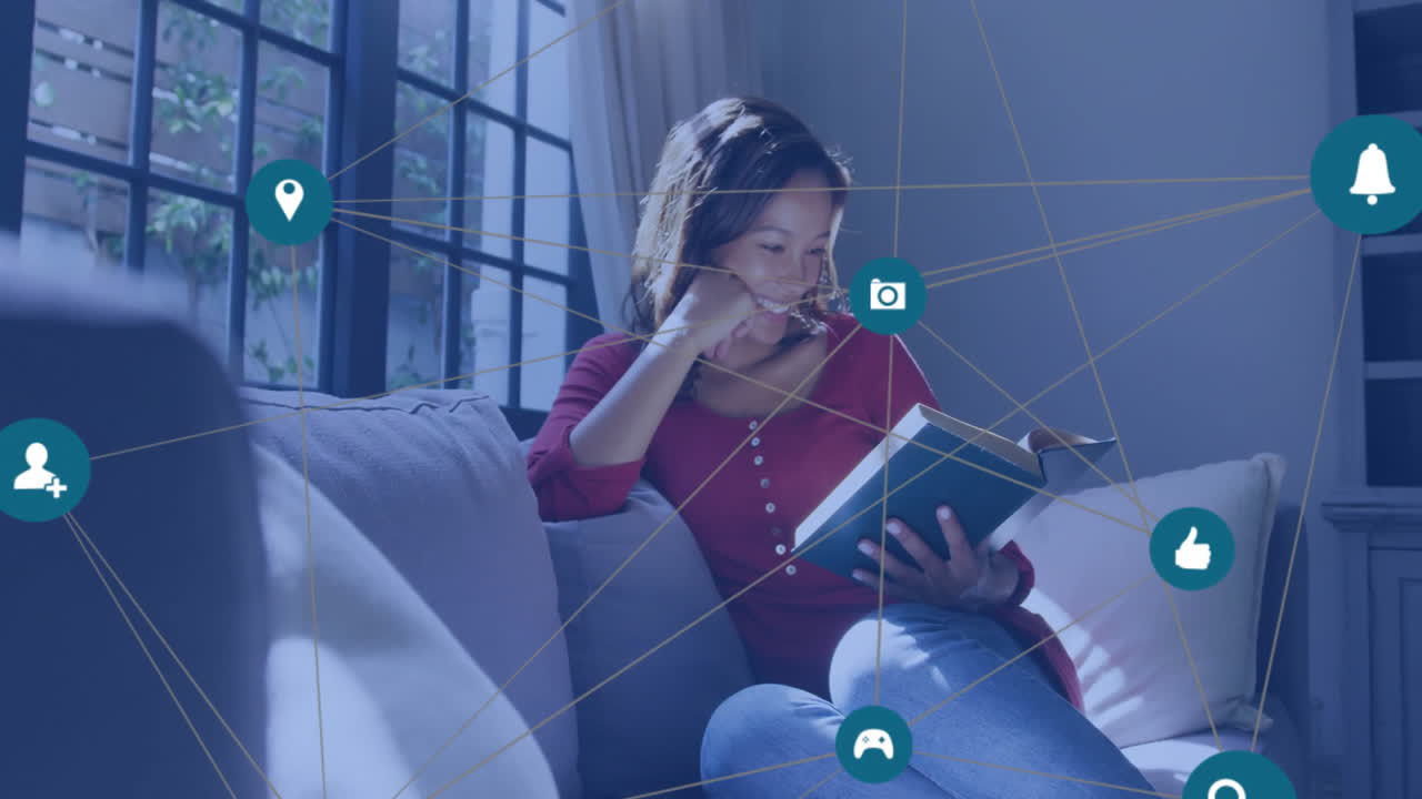 두 인종의 여성이 책을 읽는 것에 대한 아이콘과 연결 네트워크의 애니메이션