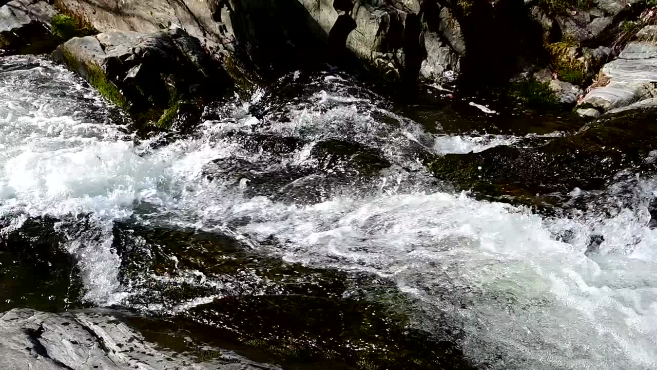 산속의 빠른 흐름 영상