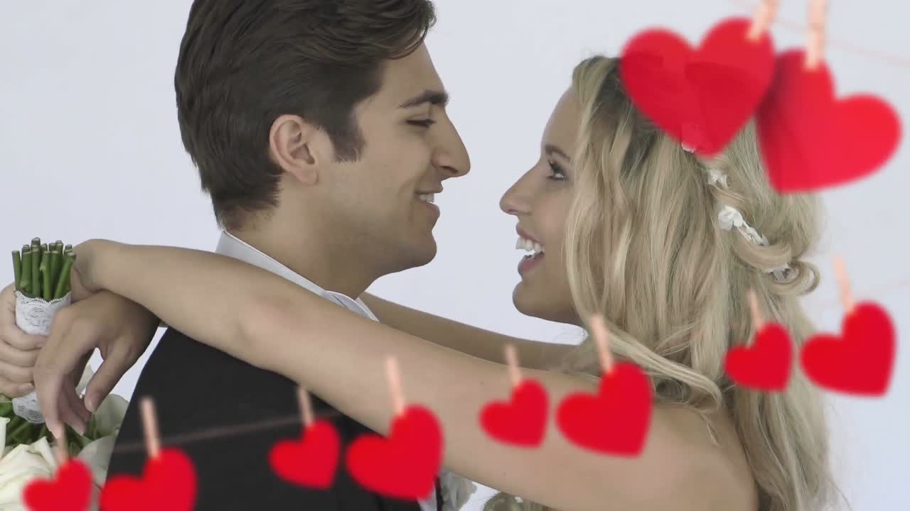 una pareja feliz abrazándose y abrazándose