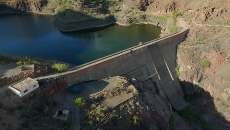 bonita toma aérea sobre la pared de contención de la presa de ayagaures en la isla de gran canaria en un día soleado
