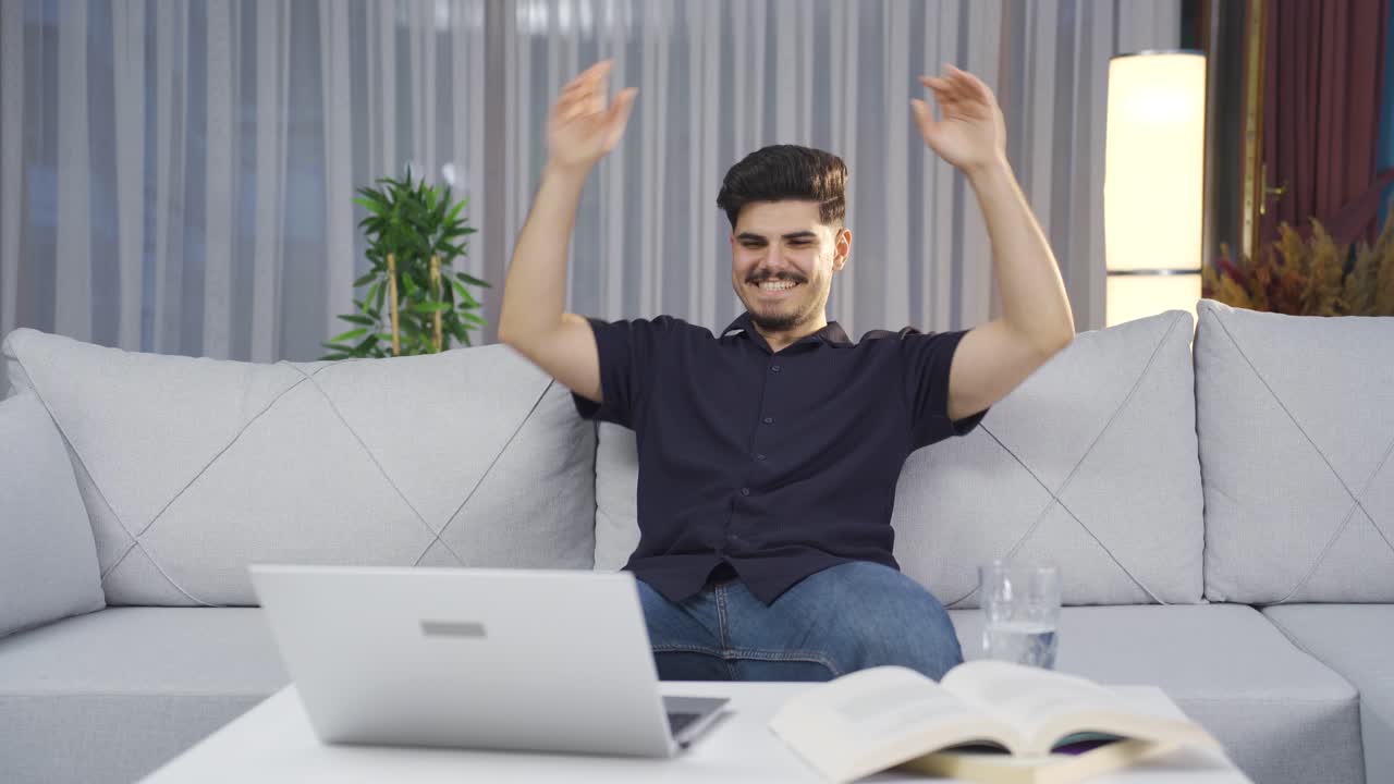 el joven relajado completa su función.