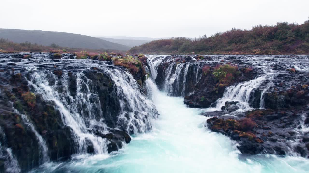 aerial: bruarfoss cascada de agua fuera del círculo dorado en el sur de islandia que es muy pintoresco con la hermosa cascada azul de caídas en la piscina de inmersión debajo