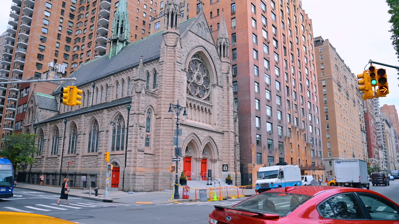 New York, ABD, 8 Ağustos 2025: New York, ABD'deki Holy Trinity Lutheran Kilisesi. Araç akışı, bina boyunca yoldan geçiyor.
