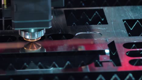 corte láser cnc de metal, tecnología industrial moderna.