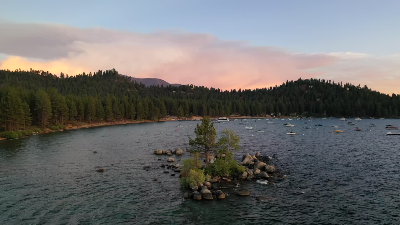 vista aérea de barcos en el pintoresco lago tahoe en california al atardecer - disparo de drones