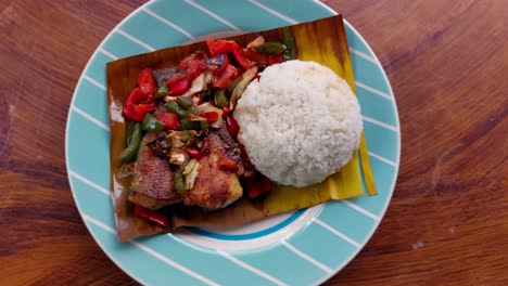 Dolly-Empuja-A-Un-Plato-De-Auténtica-Comida-Khmer-Llamada-Trei-Boeng-Kanh-Chhet,-Que-Es-Pescado-Frito-Glaseado-Con-Curry-De-Coco-Y-Chile