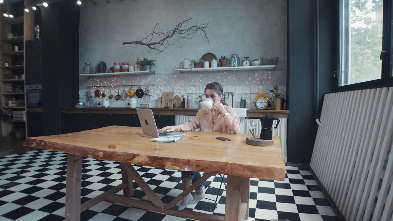 현대적 인 부 에서 집 에서 일 하는 여자