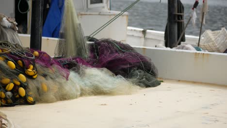 redes de pesca en la cubierta de un barco de pesca