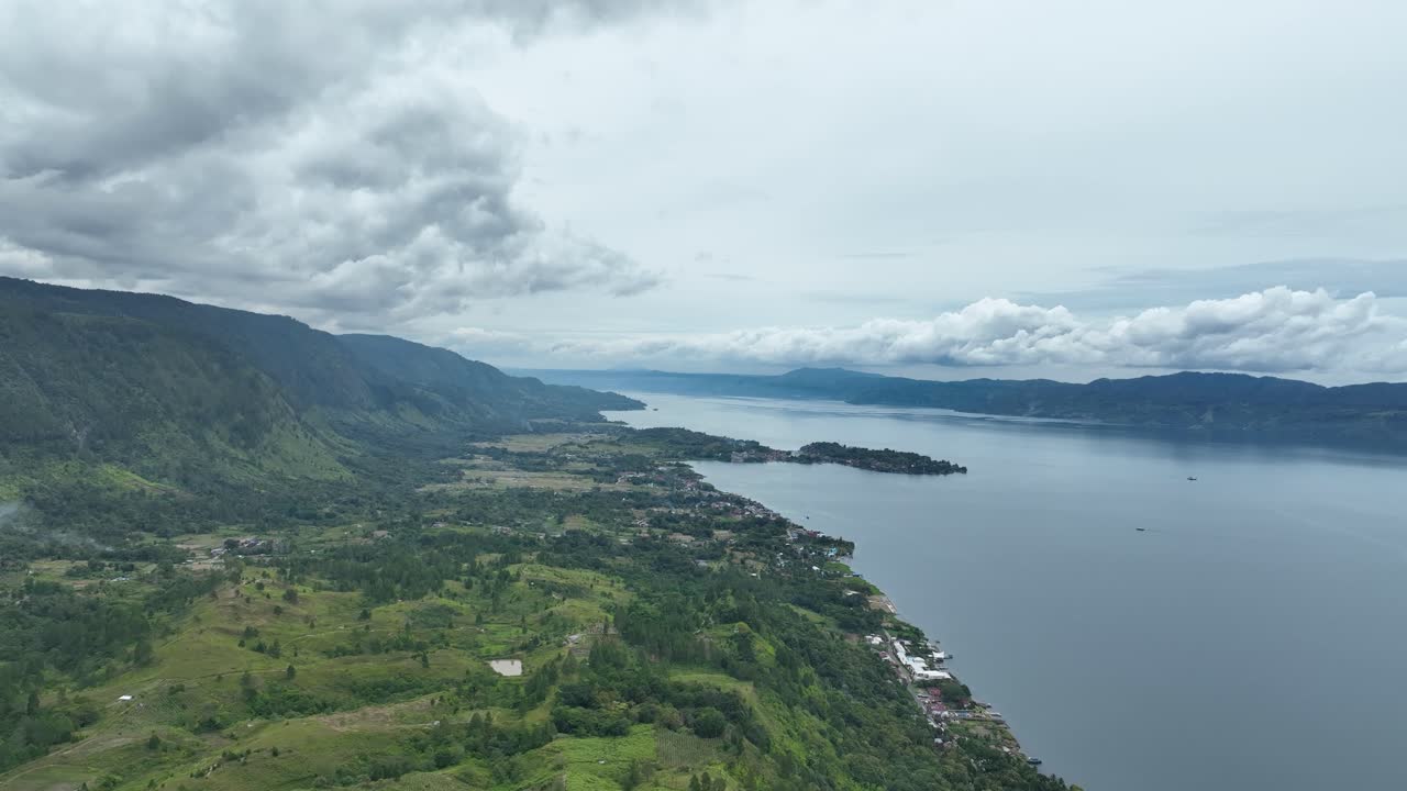 세계에서 가장 큰 화산 호수의 숨막히는 아름다움으로 둘러싸여 있습니다.