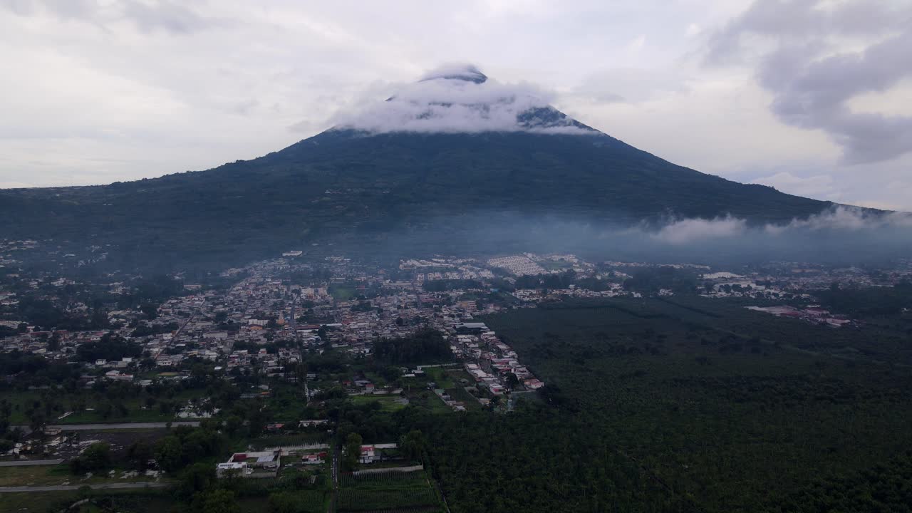 4K luftfoto af den majestætiske vulkan i Antigua, Guatemala, på en diset dag