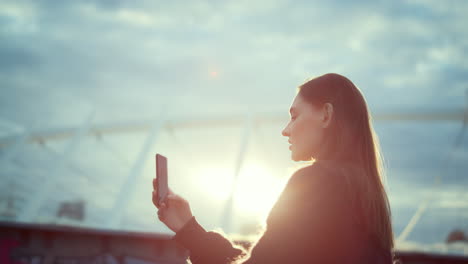 chica grabando video en el teléfono celular