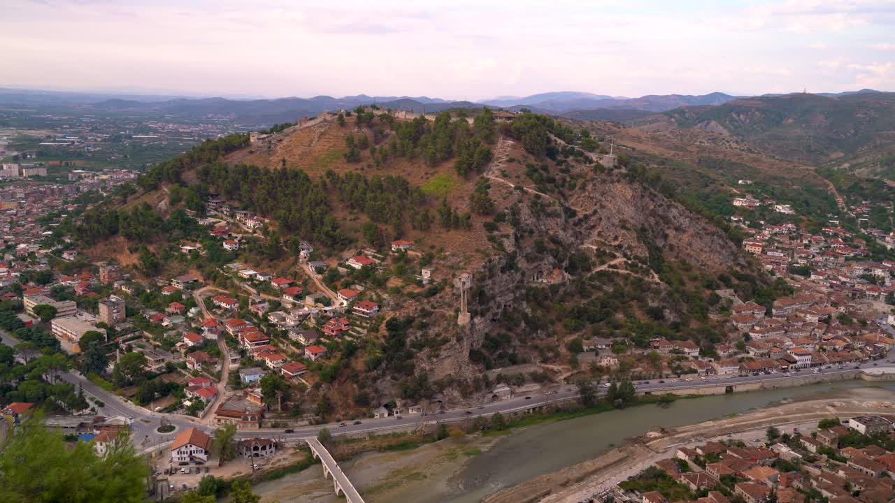 vista de la ciudad vieja y nueva de berat desde lo alto al atardecer