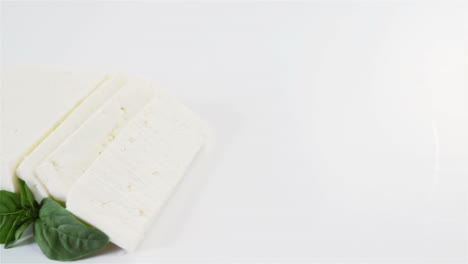 rebanadas de queso con hierbas