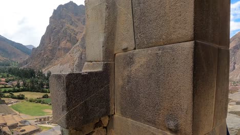 Ruins-of-Ollantaytambo,-a-huge-Inca-fort-located-in-the-Sacred-Valley-of-the-Incas---handheld-shot