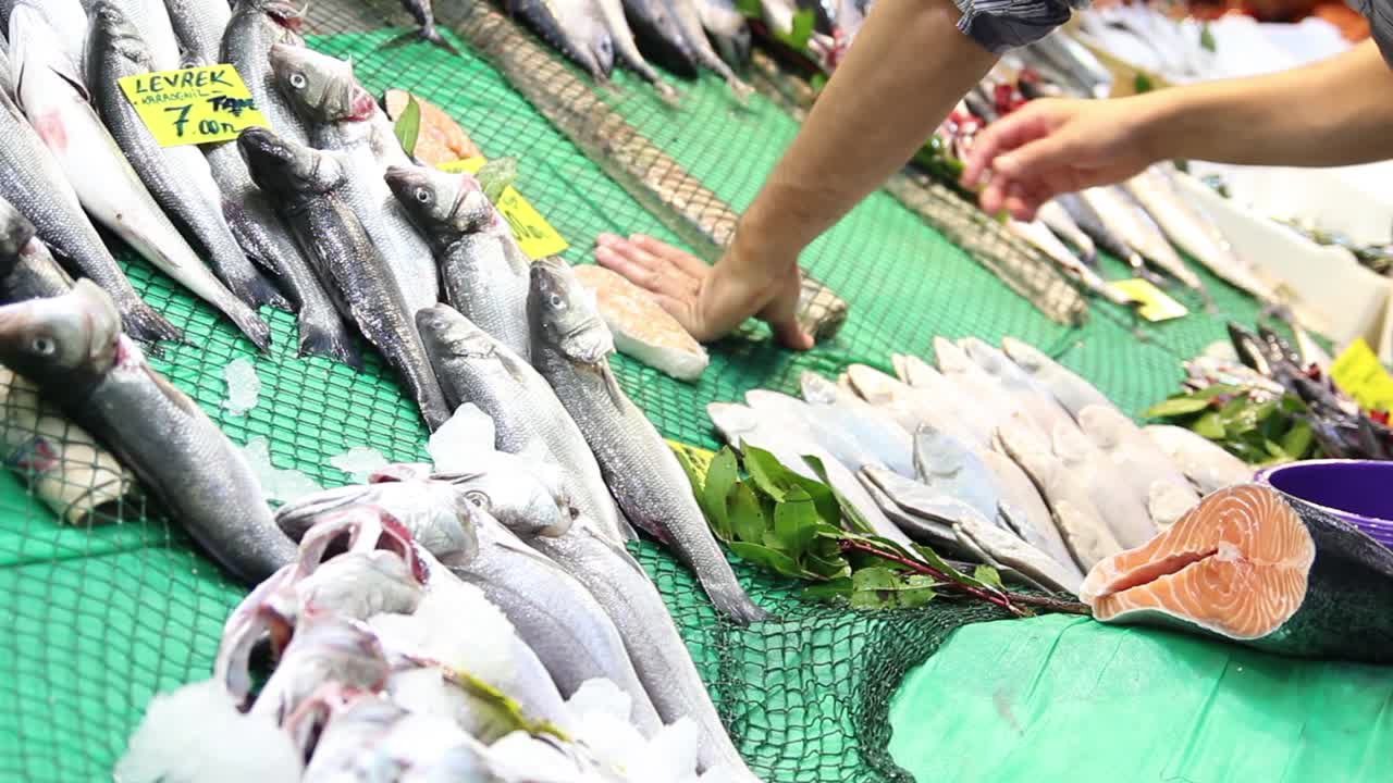 생선 가게 의 카운터 에 있는 신선 한 바다 생선 1