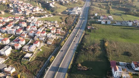 disparo de drones desde arriba mientras los autos conducen por la carretera al atardecer