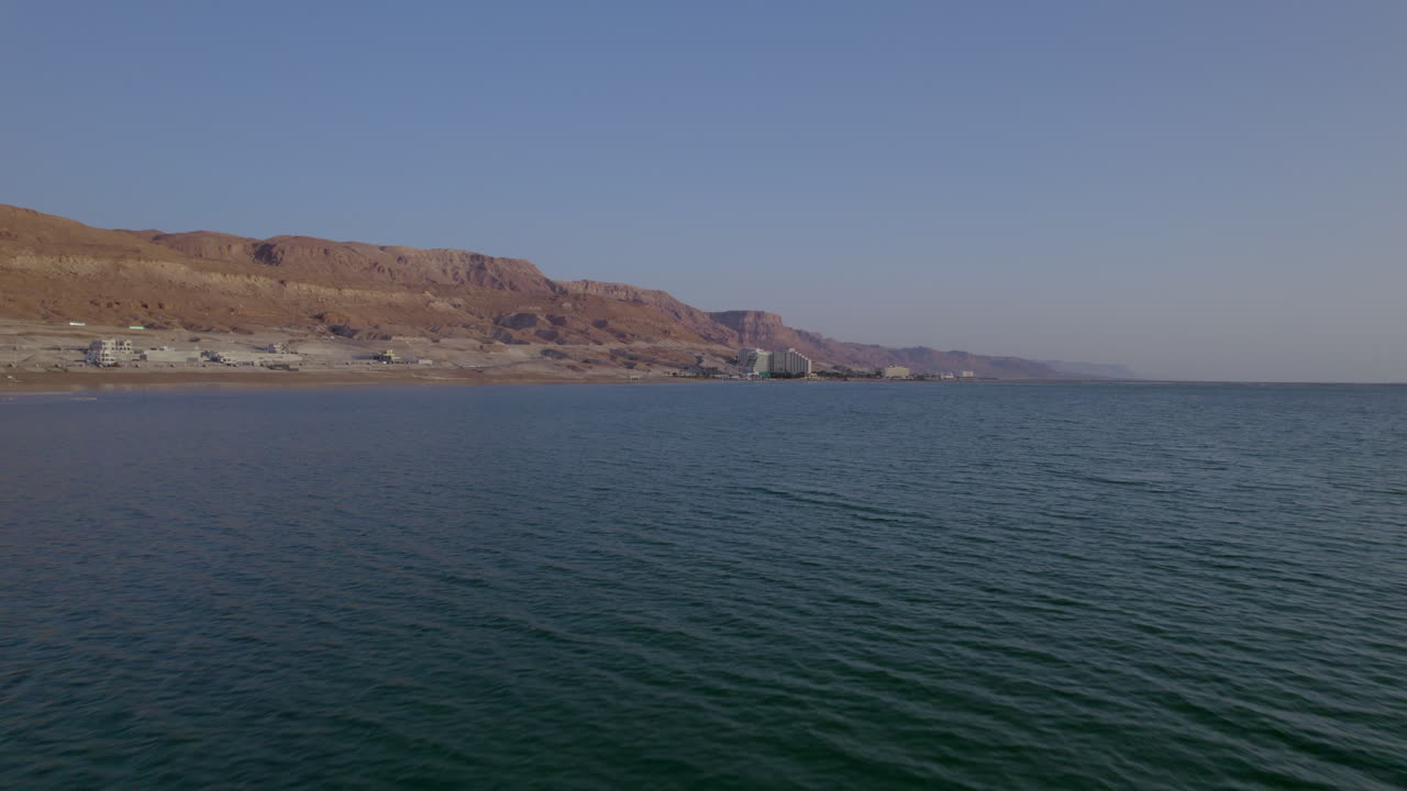 drone disparado sobre el mar muerto hacia la zona turística y las playas