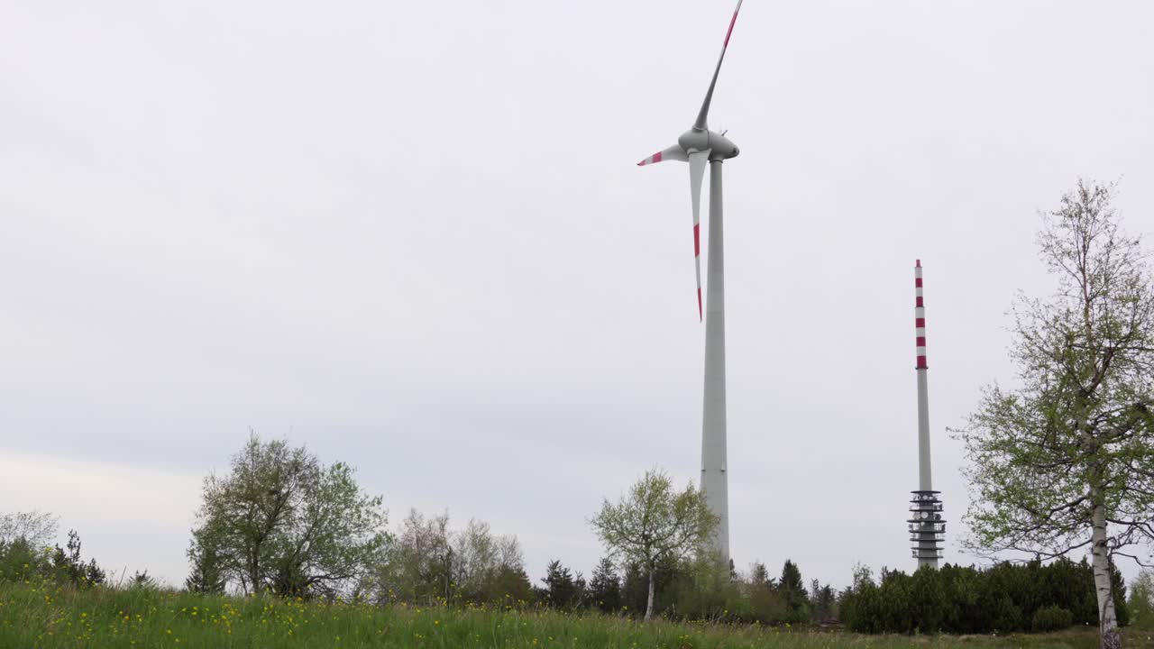 гигантская ветряная мельница с радиовышкой на заднем плане, черный лес, германия