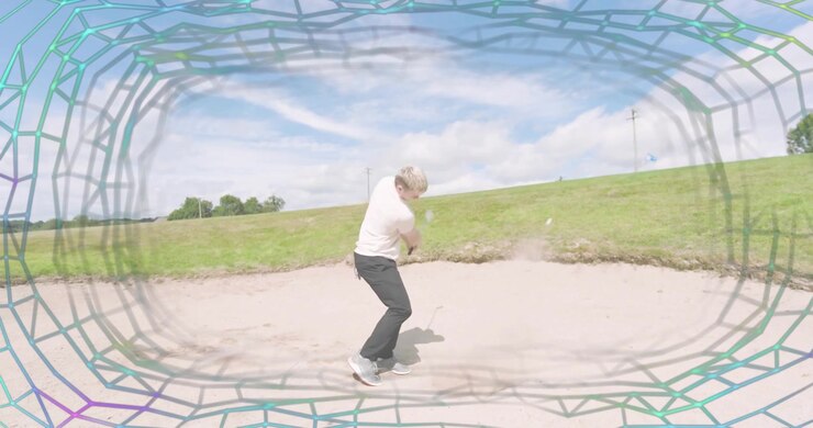 Golfer flytter vægt i bunker og genererer et mesh-overlay, mens bolden løftes mod flagstangen