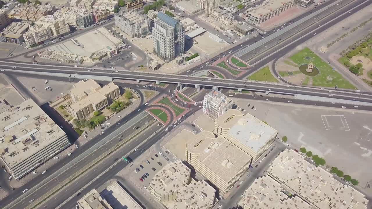 autos en la autopista khobar dhahran y khobar dammam y el parque prince ibn jalawy con el centro comercial rashid en la parte de atrás