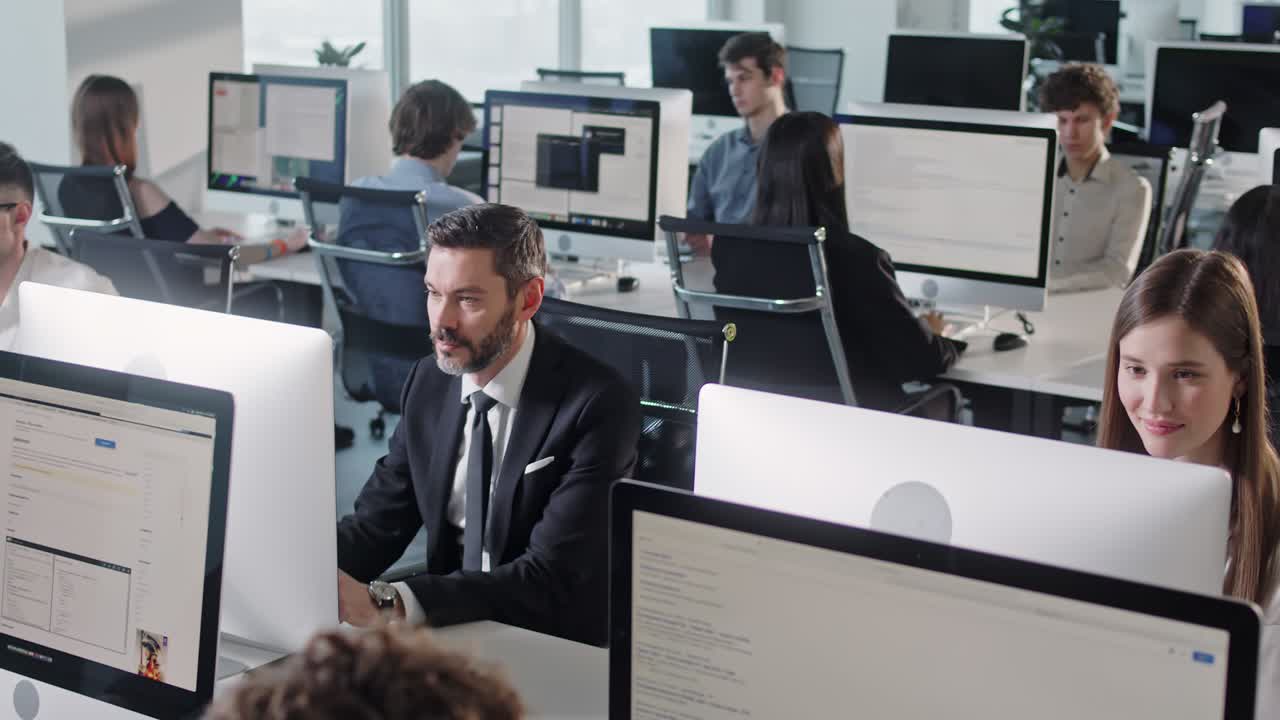 moderna oficina de espacio abierto hombres de negocios y mujeres de negocios que trabajan en una habitación con gran ventana y vista a la naturaleza. estado de ánimo positivo en el trabajo colectivo. interior de oficina de espacio aberto moderno