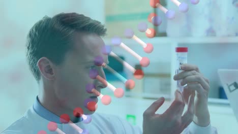 animación de adn girando contra el médico caucásico comprobando la muestra en el laboratorio