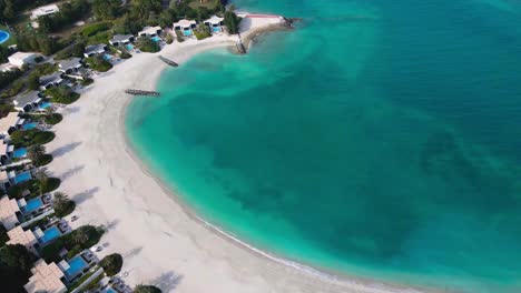 Imágenes-Aéreas-Que-Revelan-La-Impresionante-Costa-De-Arena,-Las-Aguas-Azules-Y-Los-Retiros-De-Lujo-De-La-Isla-De-Nurai