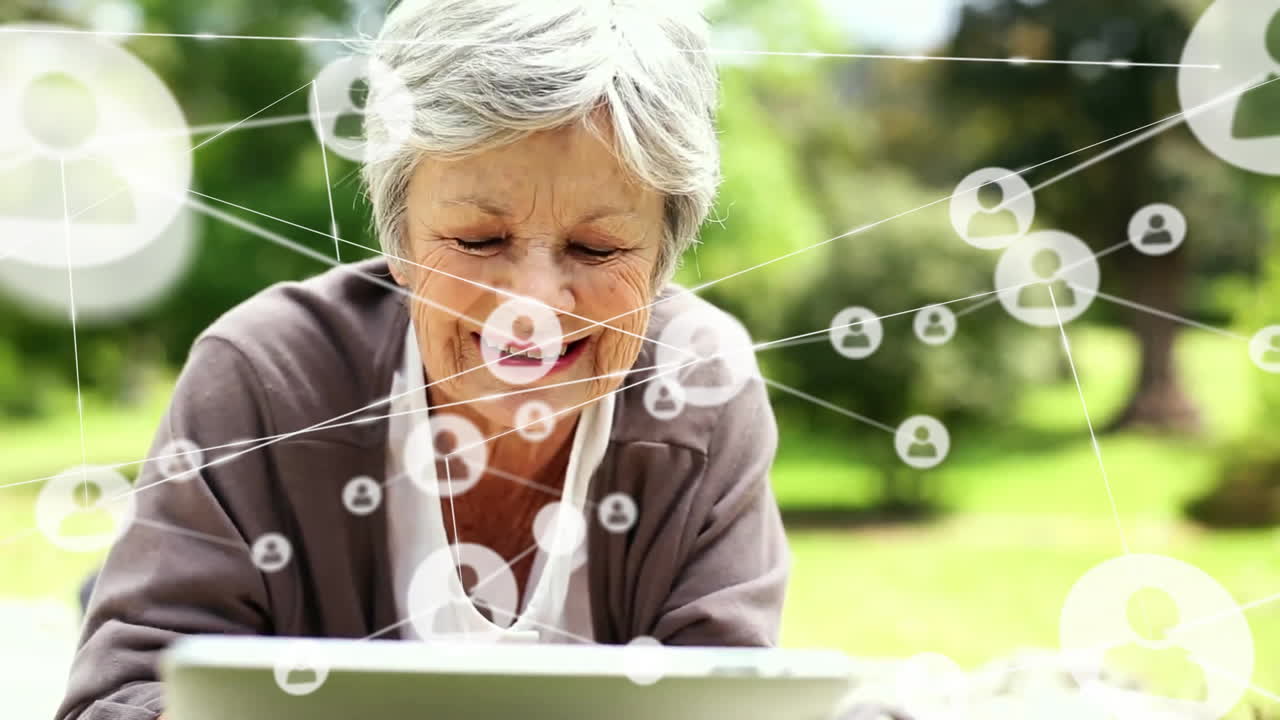 태블릿을 사용하는 백인 여성에 대한 아이콘과 연결 네트워크의 애니메이션