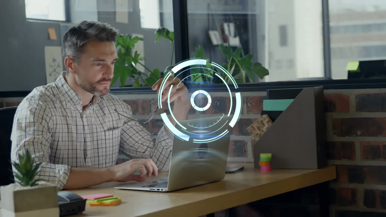 animación del escaneo del alcance sobre el hombre de negocios que usa la computadora en la oficina