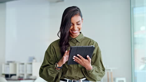 Business-woman-working-on-a-tablet-to-type