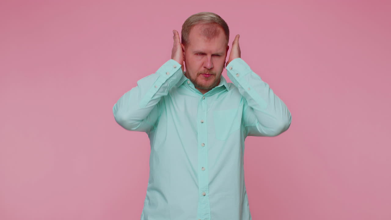 frustrado irritado hombre cubriendo los oídos, evitando consejos ignorando ruidos desagradables voces fuertes